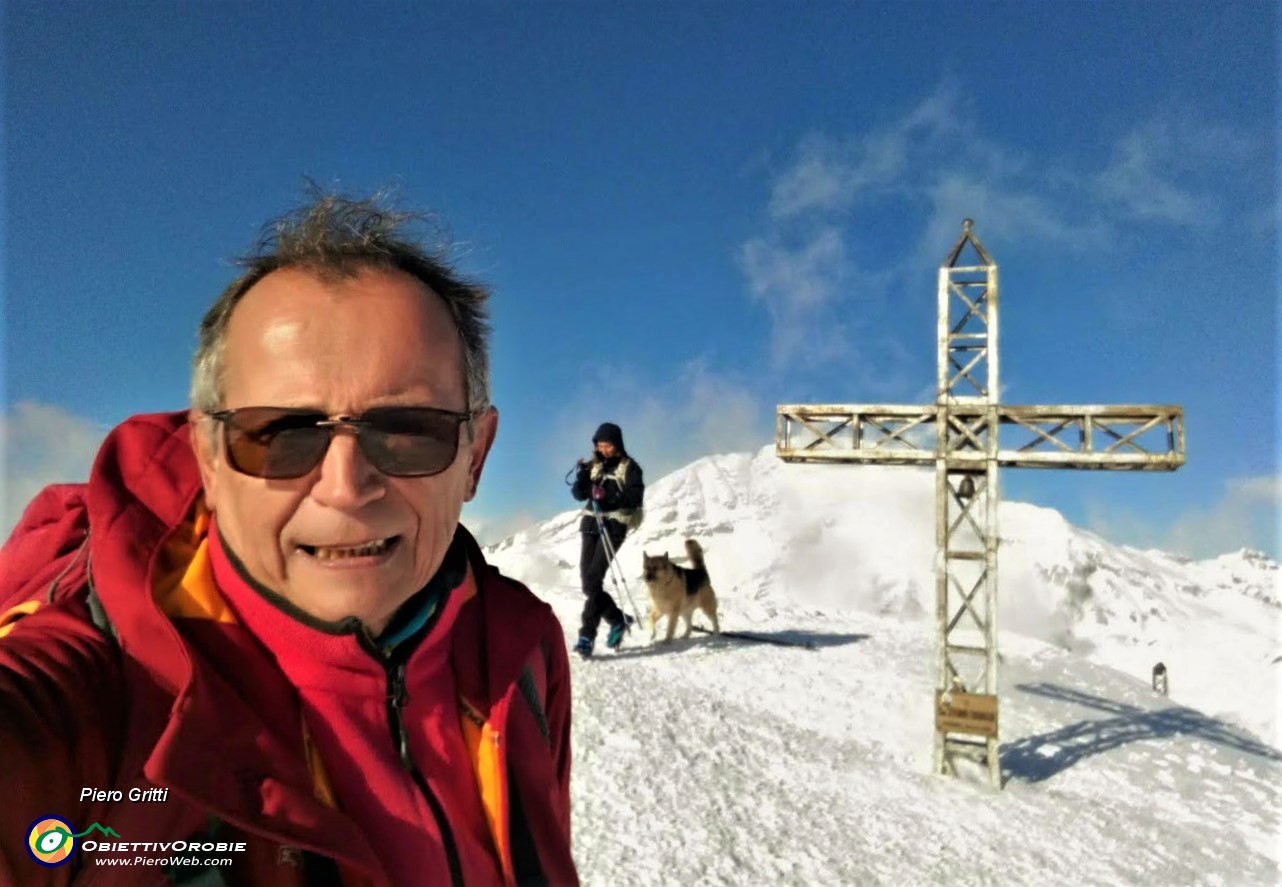 05 Sole e vento in vetta a Cima Grem (2049 m).jpg